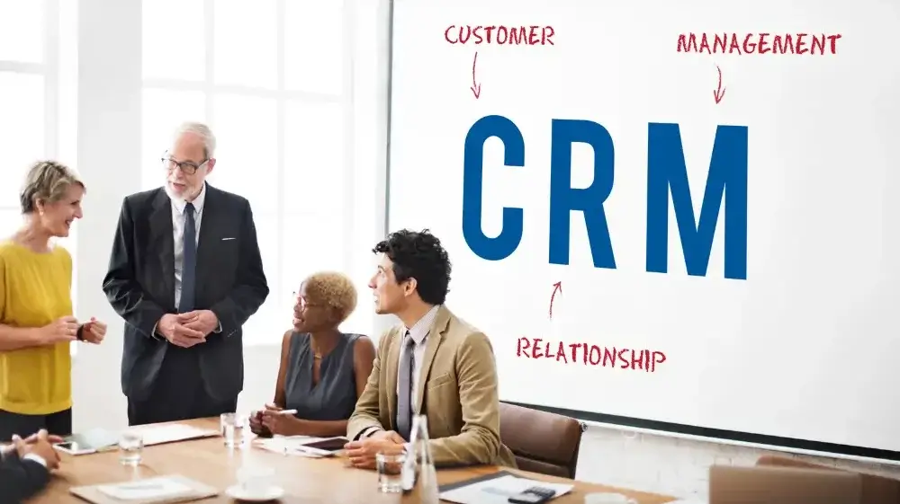 מהי מערכת CRM וכיצד היא יכולה להועיל לעסק שלך